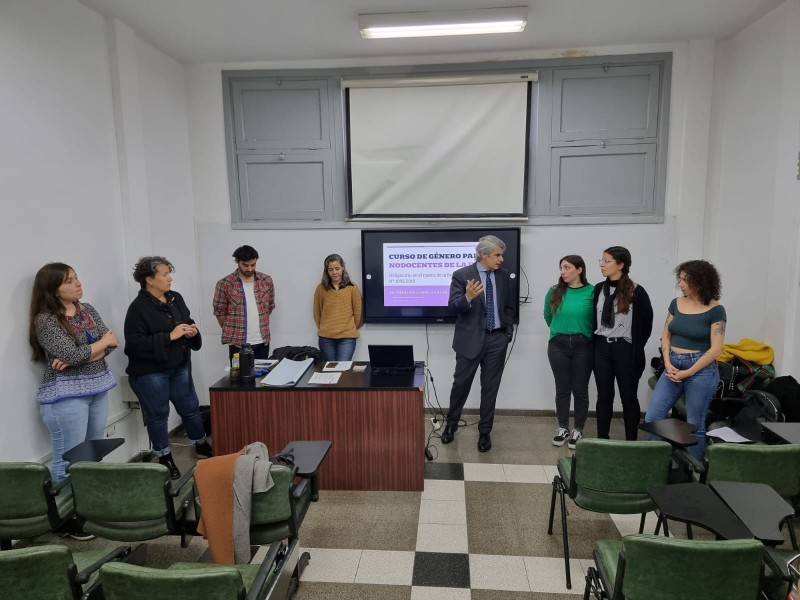 Trabajadores/as nodocentes de la Facultad se capacitan en gnero y violencia contra las mujeres en virtud de la Ley Micaela