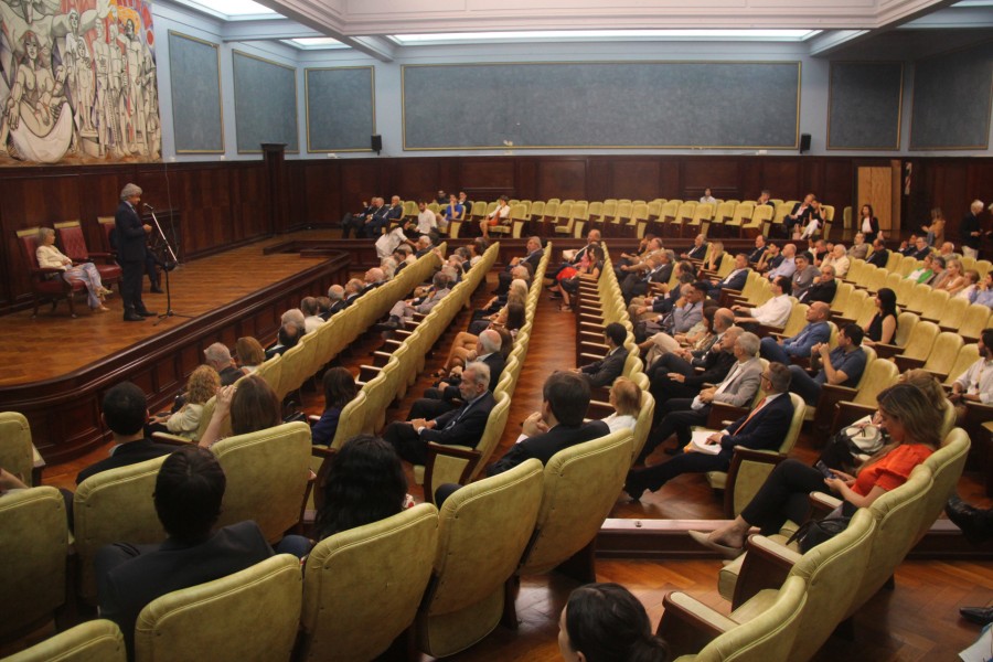 Acto de entrega de diplomas y medallas a profesores y profesoras de la Facultad