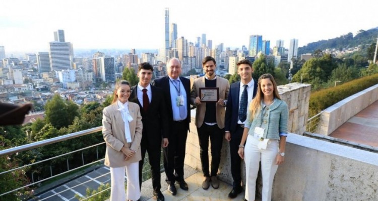 El equipo de la Facultad obtuvo premio a Mejor Memorial en la X Competencia de Arbitraje Internacional de Inversin