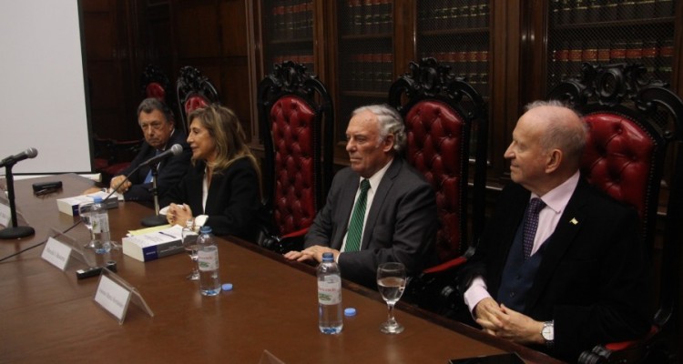  Alberto R. Dalla Via, Marcela I. Basterra, Antonio Mara Hernndez y Daniel A. Sabsay