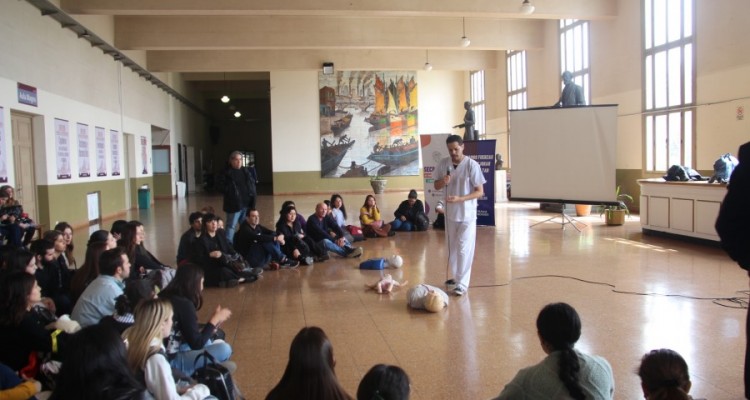 Curso de Reanimacin Cardiopulmonar Bsico (RCP) y primeros auxilios