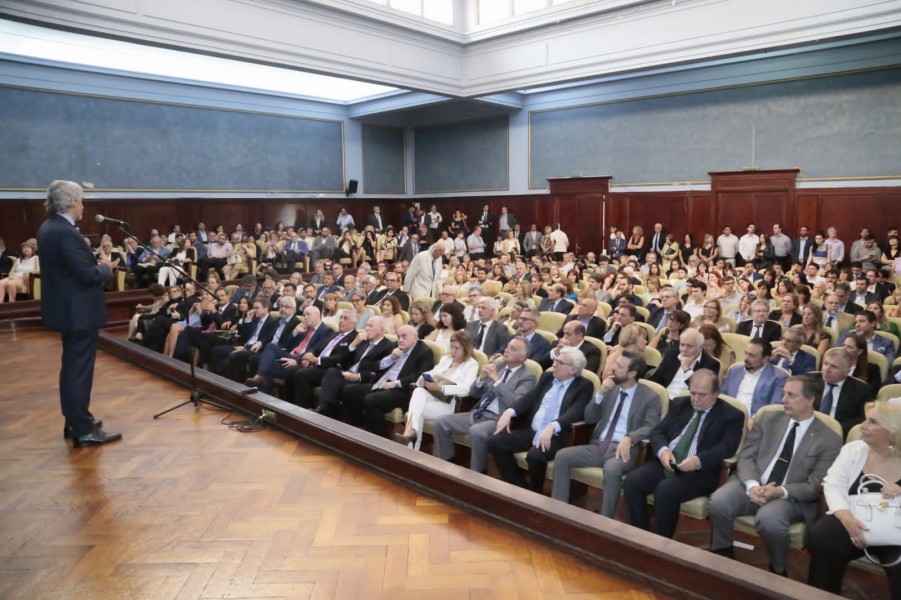 Acto de entrega de diplomas y medallas a profesores/as de la Facultad