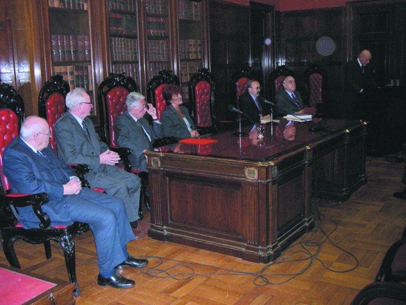 Carlos G. Frontera, Eduardo Martiré, Eduardo Ventura, Monica Pinto, Eduardo Conesa, José M. Díaz Couselo y Víctor Tau Anzoátegui