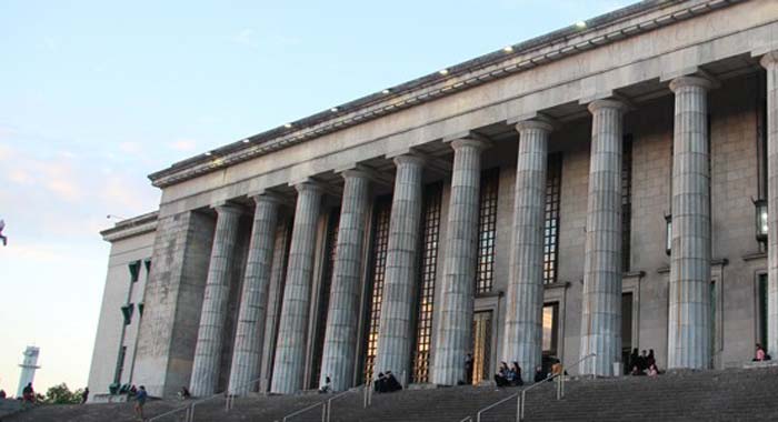 Clase pública en las escalinatas de la Facultad