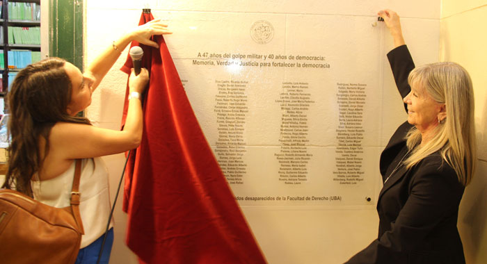 Descubrimiento de la placa conmemorativa con el listado de estudiantes detenidos/as, desaparecidos/as y asesinados/as