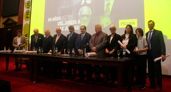 Acto de entrega del título de Doctor Honoris Causa a los protagonistas del histórico Juicio a las Juntas Militares