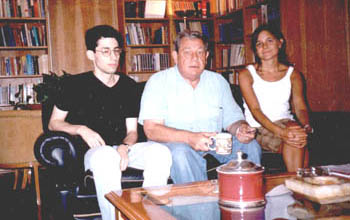 El Dr. Maier junto a Diego Freedman (Director de la Revista 2003) y Ana Aliverti (Redactora). 