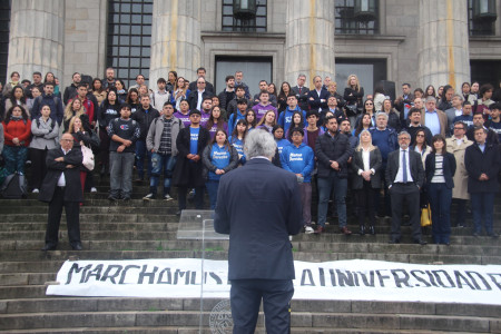 Clase pública del decano Leandro Vergara en las Escalinatas