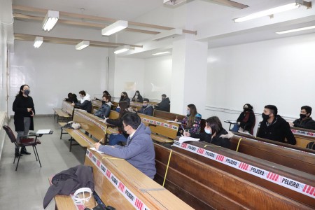 Con algunos cursos presenciales, la Facultad inició el segundo ciclo lectivo 2021