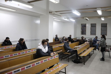 Con algunos cursos presenciales, la Facultad inició el segundo ciclo lectivo 2021