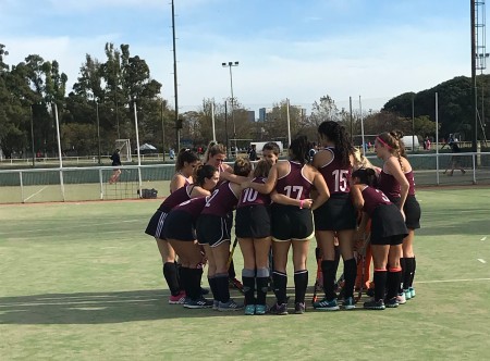 El equipo representativo de Hockey de la Facultad se impuso con 7 goles a favor en el comienzo del Torneo Interfacultades
