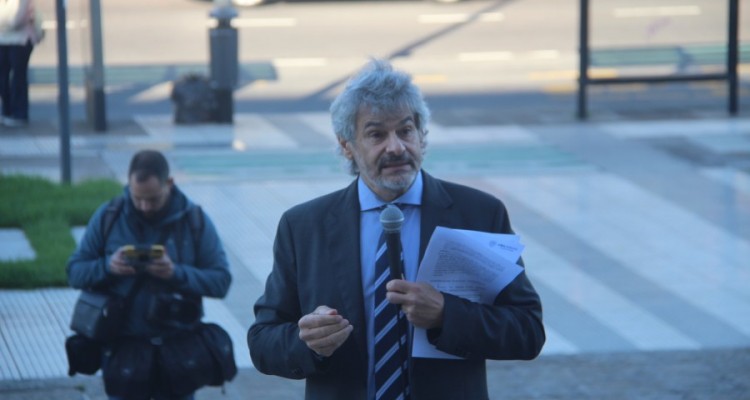 El decano Leandro Vergara brindó una clase pública en las escalinatas de la Facultad