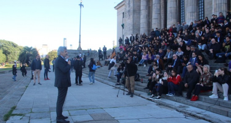 El decano Leandro Vergara brindó una clase pública en las escalinatas de la Facultad