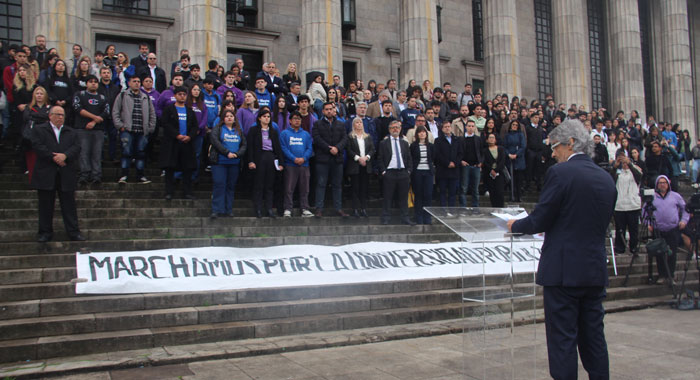 Clase pública del decano Leandro Vergara en la escalinatas de la Facultad